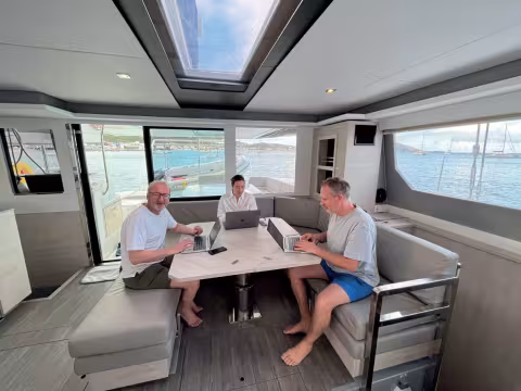 It’s true that sailing often means cutting yourself off from life on land and putting your professional activity on hold... but it doesn’t have to be that way! And right now, there’s no better way to get connected at sea than  with Starlink.