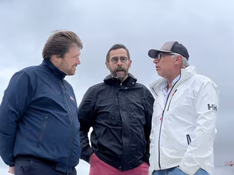 Emeric Leveau-Vallier, CEO of Capt’n Boat (left) in discussion with Emmanuel van Deth, Editor-in-Chief of Multihulls World (right).