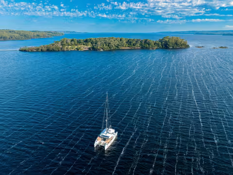 Do you like peace and quiet when you’re at anchor? Are you tired of hunting for the last anchorage when it’s only 4pm?  Then come and sail in Tasmania!