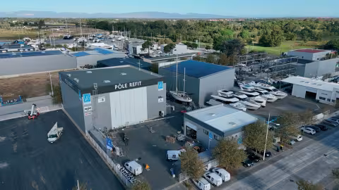 Many refit centers are now operational, such as the  SAS shipyard at Canet-en-Roussillon in the South of France. The nautical center in this multihull-friendly town even announced the creation of the Refit Center Village in 2024, a group of companies spec