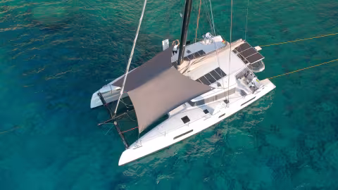 The Canopée protects the entire forward area from the sun.