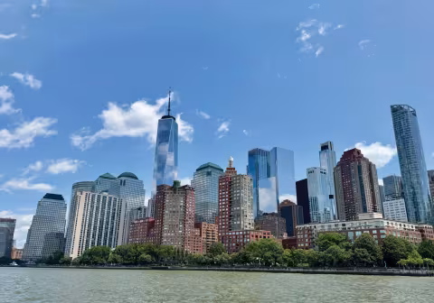Discovering New York by multihull? It’s possible… we’re here on the East River aboard the Saona 47 Ile de Rey.