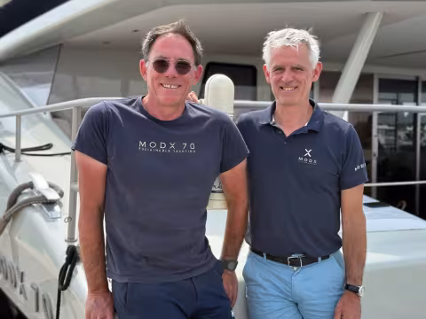 Franck David on the left, Jean Guyon on the right. What do they have in common? Both share deep roots on Île-d’Arz. And it was there, in the heart of the Gulf of Morbihan in Brittany that the whole story began.