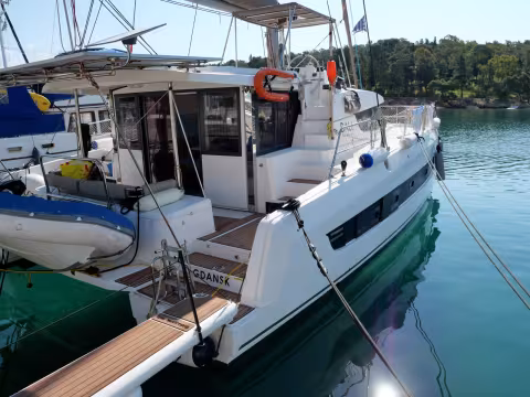 This inflatable gangway has been in use for three years aboard Laura's Bali 4.2.