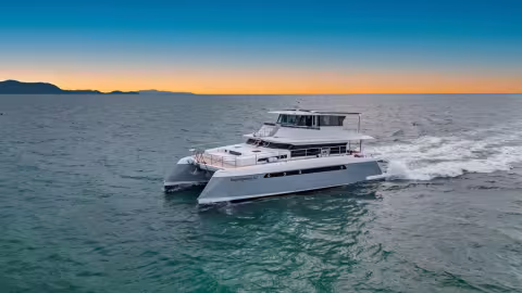 LONGREACH 1900 Powercat - Walkthrough - Multihulls World
