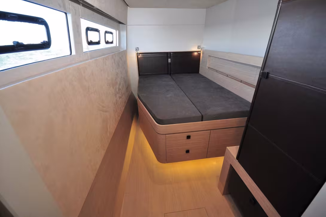 Suede deckheads (Alcantra effect), leatherette linings, leather-style upholstery and contemporary design