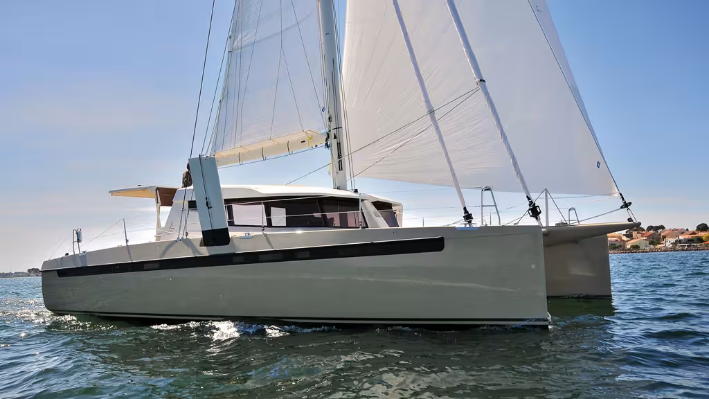 The quality of the composite work (epoxy, glass, carbon reinforcements) and the lacquered (personalized) finish offer an extra seductive touch to the Swiss 48 