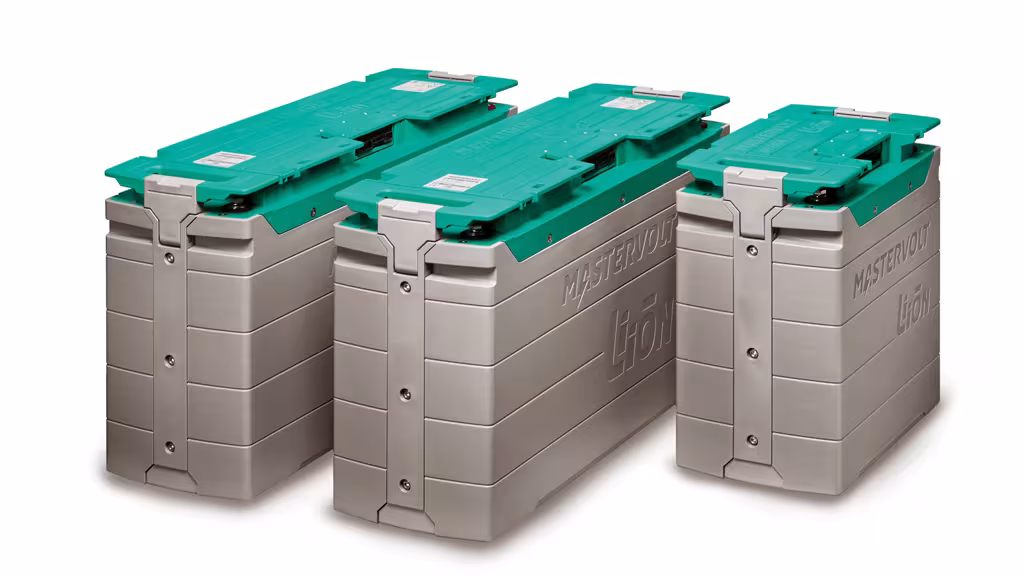 Lithium ion batteries are suited to the new consumption modes aboard. More expensive to buy, they offer many advantages and a much greater life span, as can be seen with the new ‘Batteries Atomique’, which advertise 5000 charge/discharge cycles.