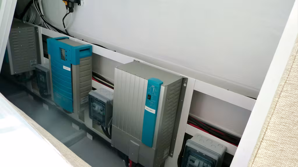 To recharge the batteries quickly and to be able to use the power, sometimes with consumption peaks, a suitable configuration is of prime importance, as shown here with these two chargers connected  in series