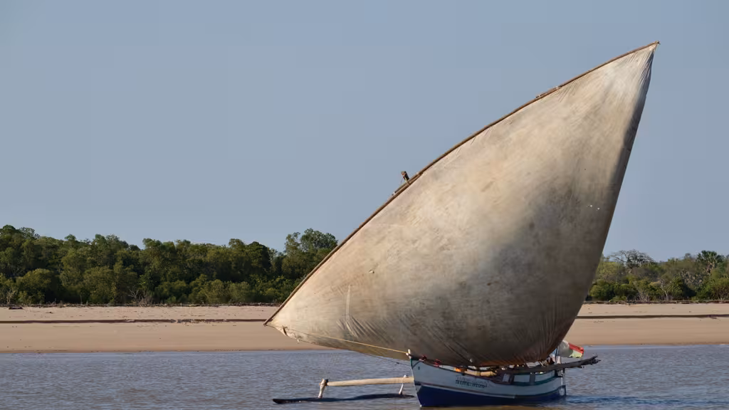 A lugger from Mahajanga comes to supply the village with essential products.