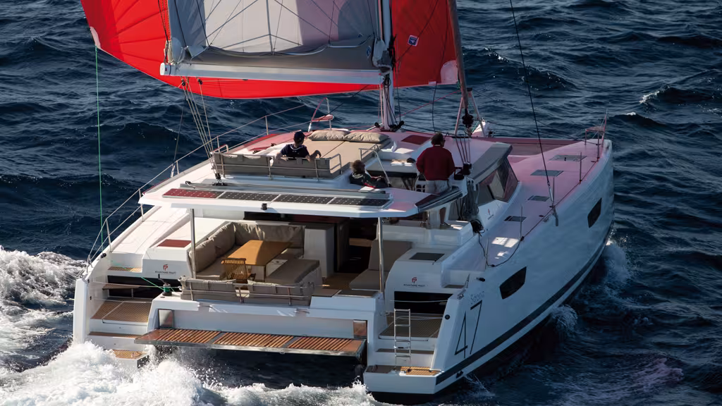 A good point for the ergonomics of the Saona: the helm station and the access to it are central to the spaces dedicated to comfortable relaxation 