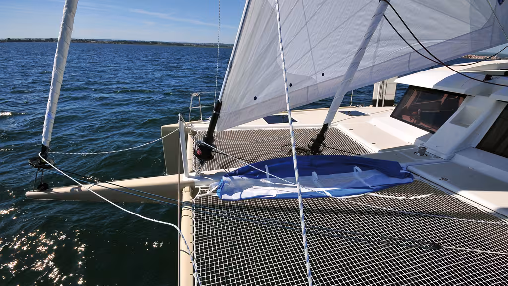 The cutter rig (Harken furlers - Proengin drums) is particularly well suited to short-handed blue water crews. The 3 sails are attached on a composite compression beam that integrates the bowsprit.  A beautiful job! 