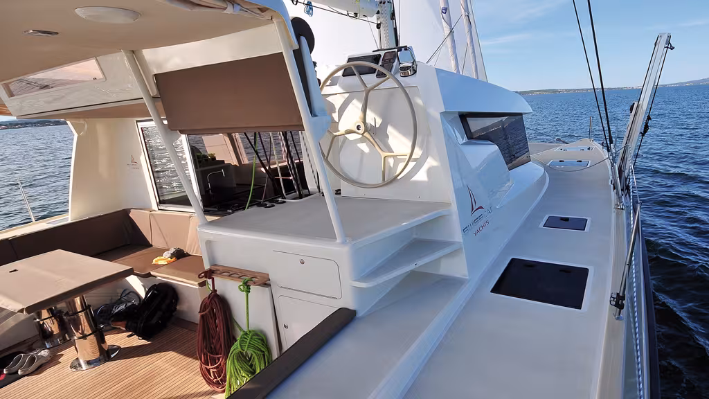 Flush-deck covers and non-slip surfaces with remarkable grip and clear decks! The daggerboards are handled by means of an Antal line-driver winch positioned on a composite tubular support. A simple winch handle sends the board up or down 