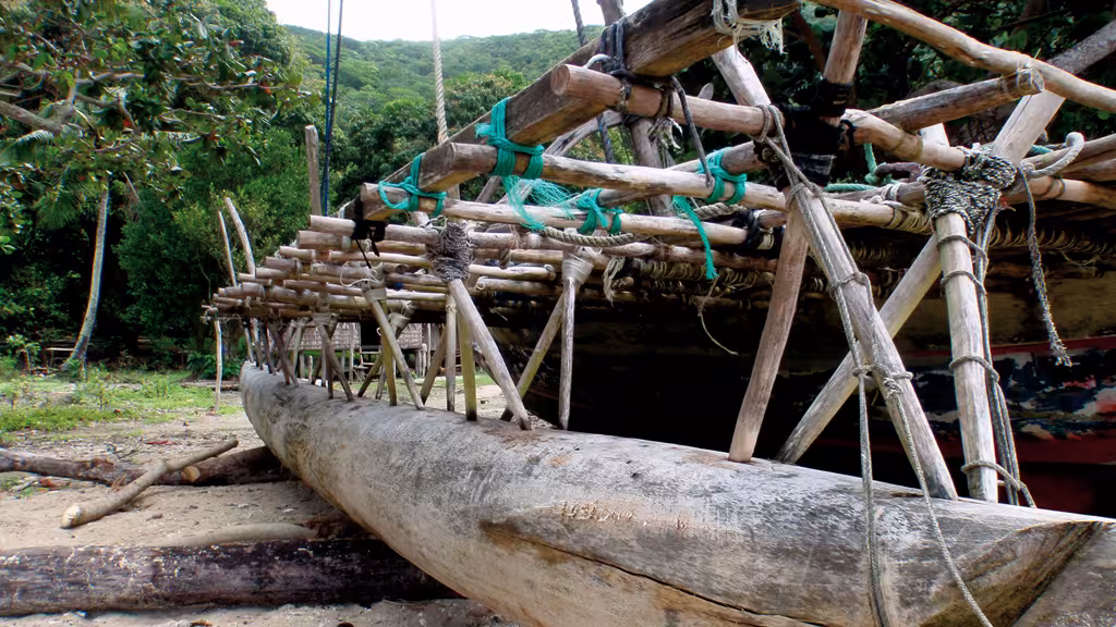 The outrigger of a canoe being fixed with rope lashings. No doubt a practice that James Wharram wouldn’t turn his nose up at!  