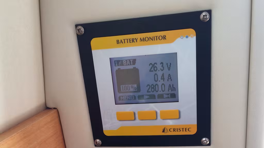 Energy consumption is such that to monitor the level of the battery bank, a controller becomes essential, to see your consumption in real time. Configured correctly, it can even start the generator automatically before it’s too late. 