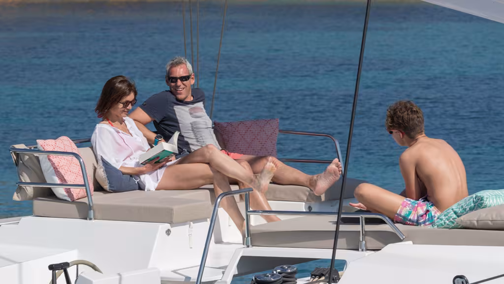 Even in good breezes, it’s pleasant to stay up on the flybridge 