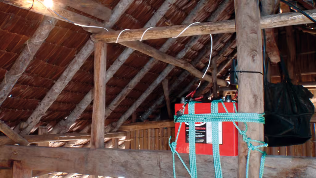 In Ronnie’s house in Talfaur, the crew of Jangada managed to get the village’s only lightbulb working, powered by a solar panel and a 12V battery…   