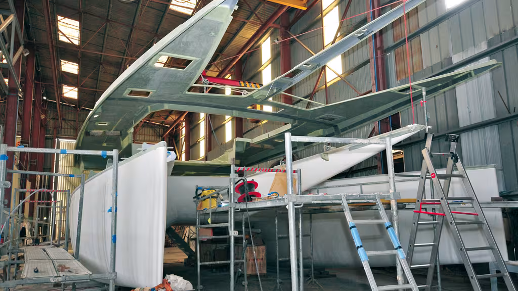 The build quality (glass-epoxy foam sandwich, with carbon reinforcements, in infusion and post-firing) of this semi-customized catamaran is outstanding.
