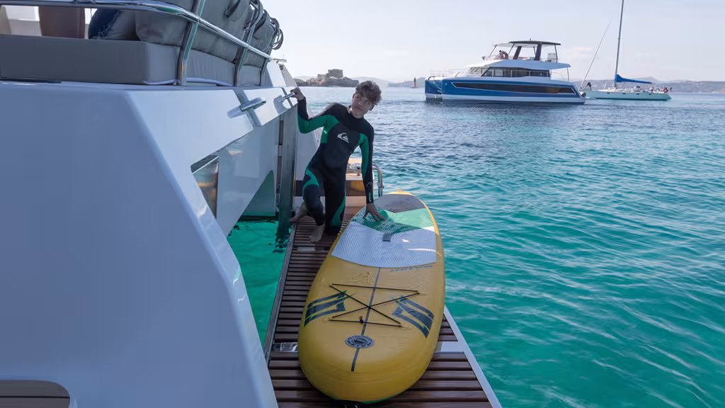 The hydraulic platform for the dinghy (with lateral mechanisms) also serves to function as a beach club 