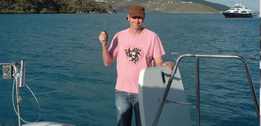 An anchorage at the end of the world, an open engine compartment... a screwdriver. The sailor has become a handyman!