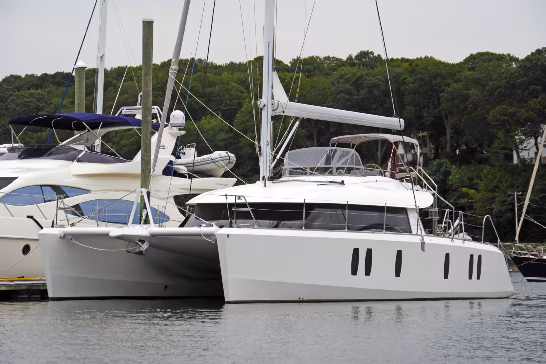 Modern catamarans are higher and higher. A roller system for the mainsail simplifies life when blue-water cruising.