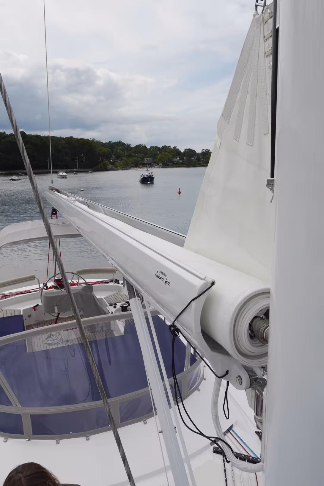 We can see clearly that the boom profile is wide open, which does away with the possibility of trapping the sail, but be careful to roll with no folds when reefing, and keep the boom at an angle of 88° to the mast…