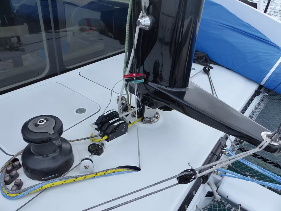 Certain innovations only have a place on very fast cruising boats. This is the case for ROTATING WING MASTS which are restricting when family cruising, or all-carbon boats...