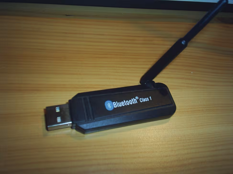Certain 4G dongles equipped with an aerial ensure a very good connection and allow the smart phone to be reserved for telephone communications.