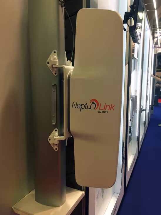 The aerodynamic body of MVG's Neptulink hides two aerials, one of which is oriented downwards, to optimize reception of the radio waves which are reflected by the surface of the sea.
