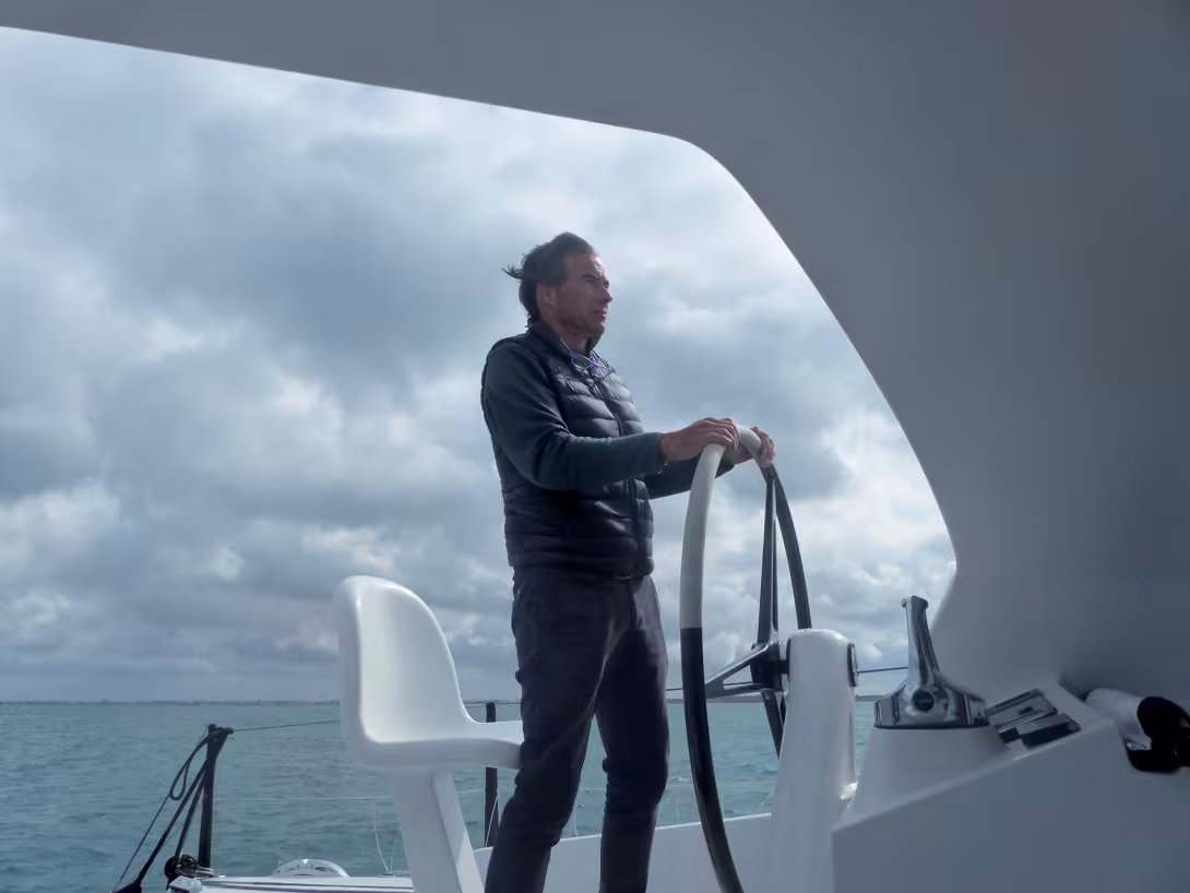 The helm station and view from it are excellent and safe.  Sheltered behind the coachroof shield, the helm offers awesome sensations through its reactivity and precision. 