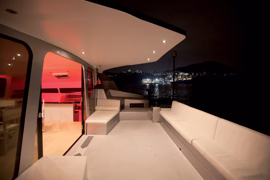 On this semi-custom catamaran, the cockpit can be optimized for the single-hander or a racing crew.  In either case, the Harken 70.3 ST winches - electric or manual - prove to be very well-sized. 
