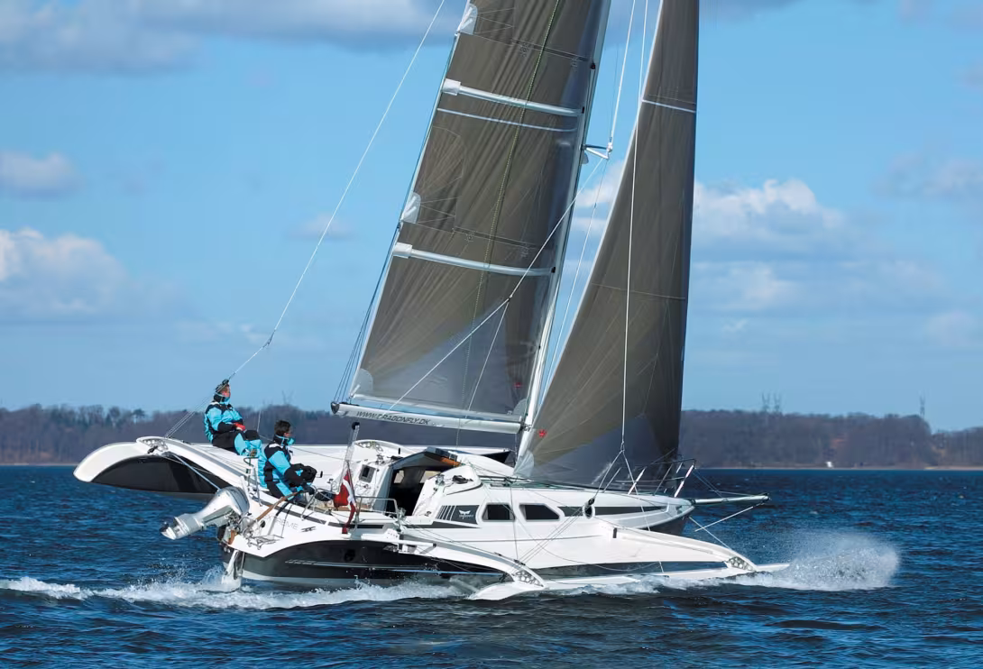 Under way: in all wind strengths, high speeds are so easy to achieve as the perfecting process has been very thorough. The ideal trimaran for your first steps on three legs.