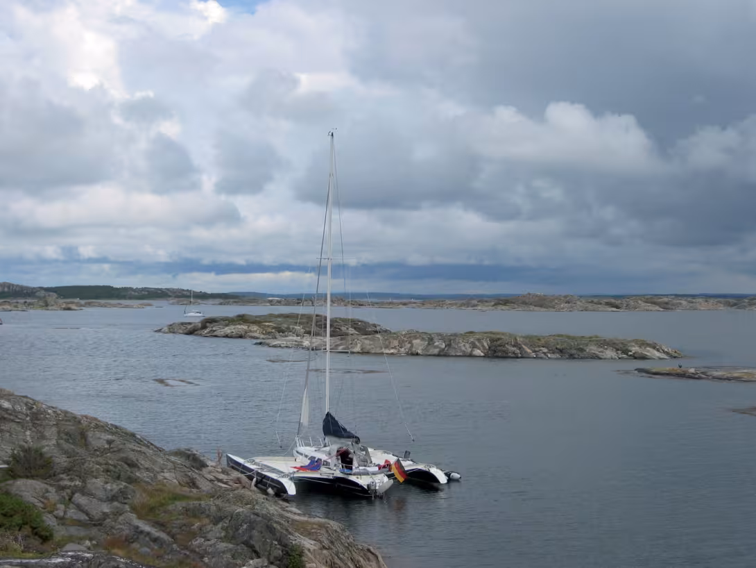 Aboard this trimaran, coastal cruising can turn into the discovery of distant anchorages!
