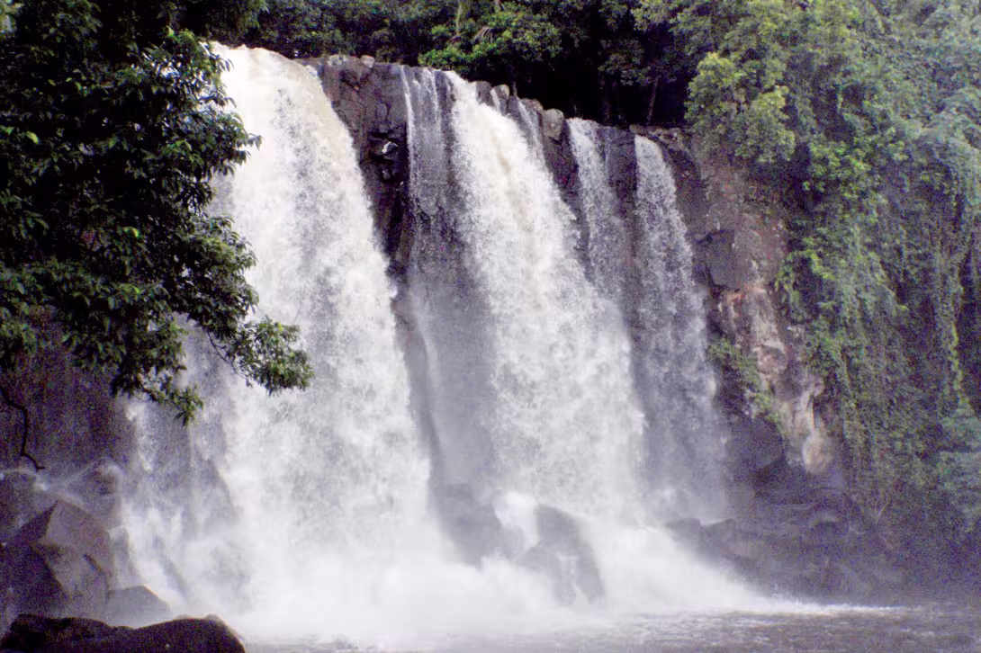 The famous waterfall on the coast, which gives the bay its name.