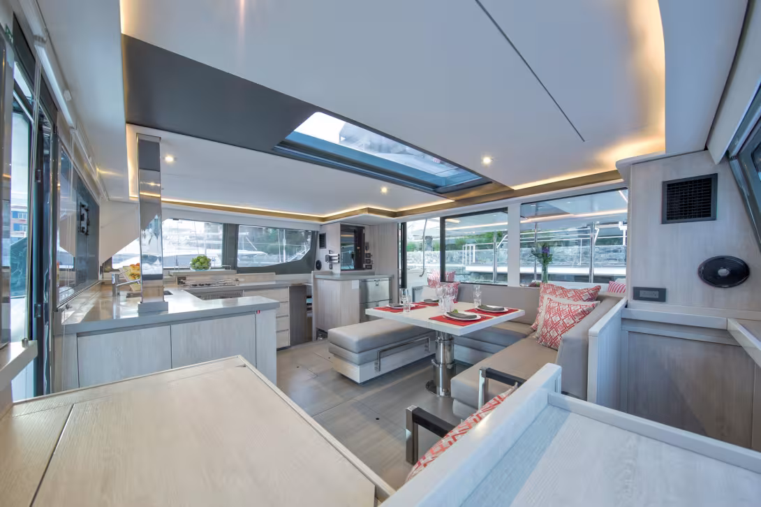 The perception of space is remarkable on this 45, the quality of cabinetmaking has regained the standard of work realized of the latest classic versions in birch