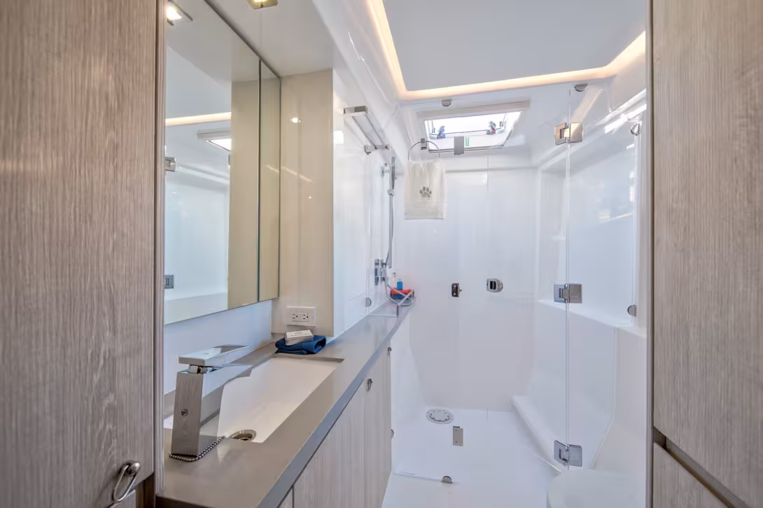 A superb modern bathroom, bright and comfortable, nothing to fault here!