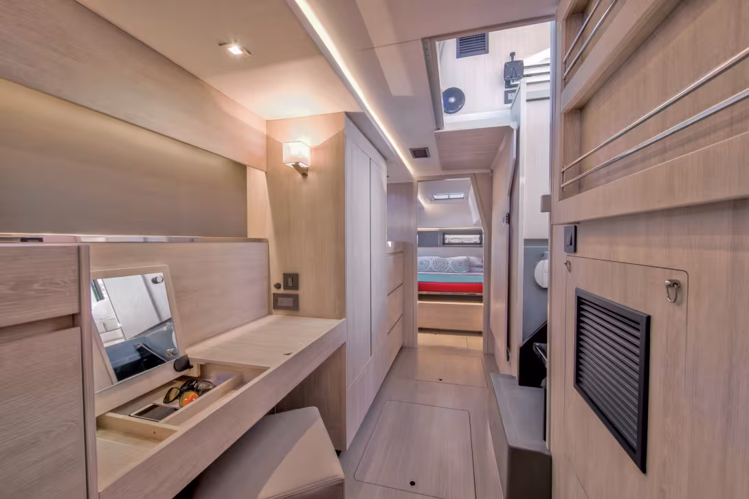 The volume in the owner’s hull is spectacular, the design emphasized by the good quality of the fittings