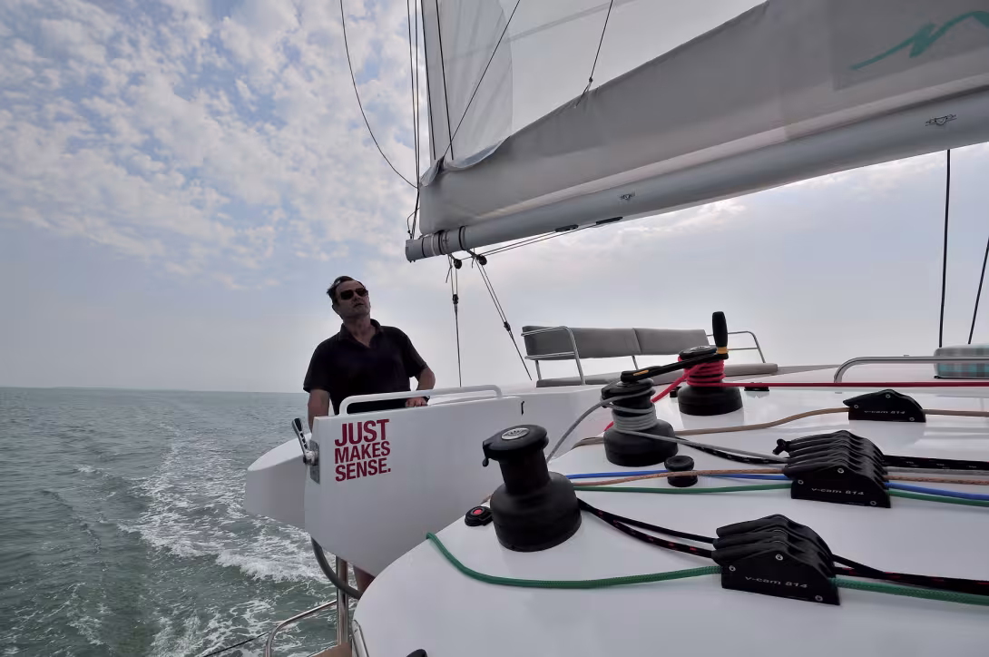 The helm station is divided into two distinct parts: the helm and sail handling console. The stability underway, the ergonomics and the efficiency of the autopilot allow easy management of the deck when short-handed or solo