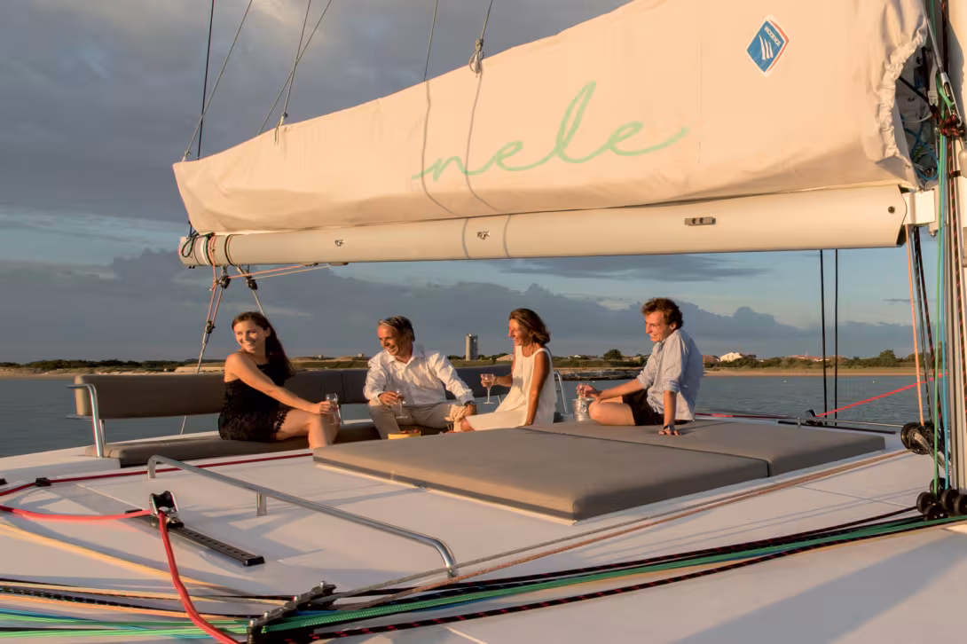 A successful deck lounge with bench seat and sunbathing area: it gives the pleasure of conviviality and a spectacular vantage point which is both safe and accessible