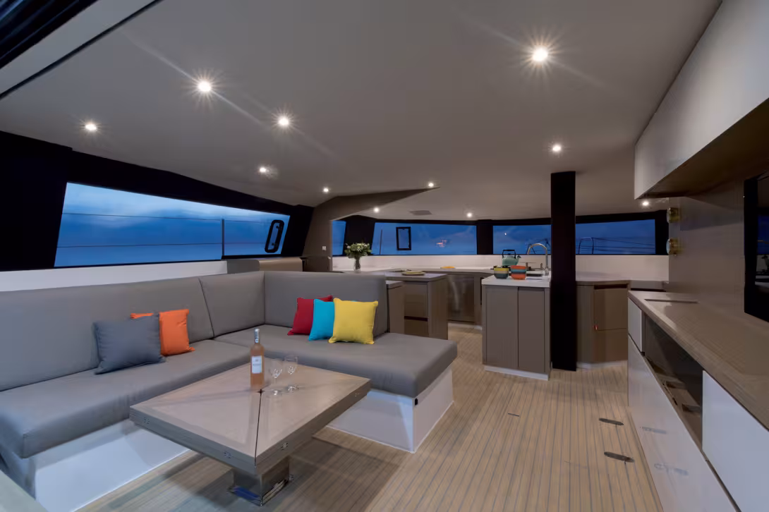The considerable volumes are highlighted by a high build quality and a trendy design
