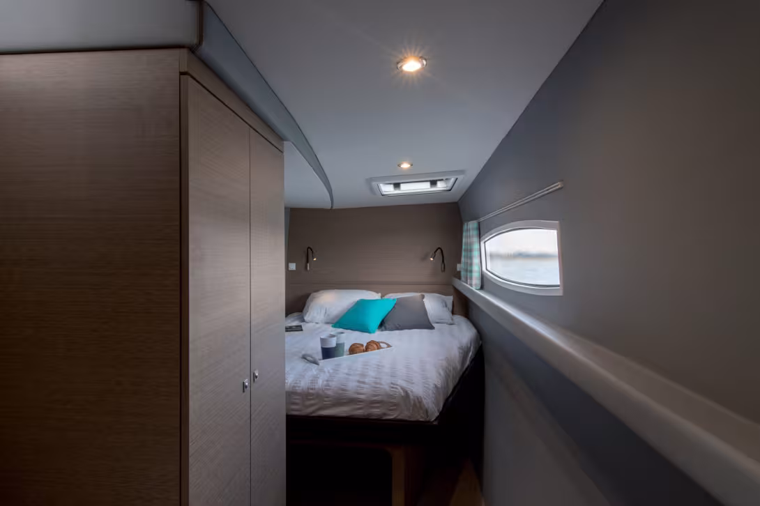 A double bunk in the port aft cabin