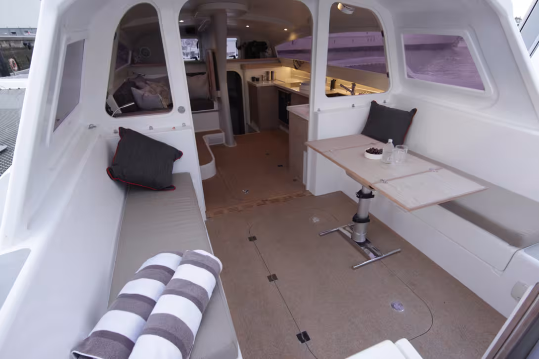 The saloon, the cockpit and the galley can merge into a beautiful semi-outdoor space perfectly protected from wind, spray and sun (note the side fairing that closes the area in for high speed). Here the connecting door is tilted and stored under the bimin