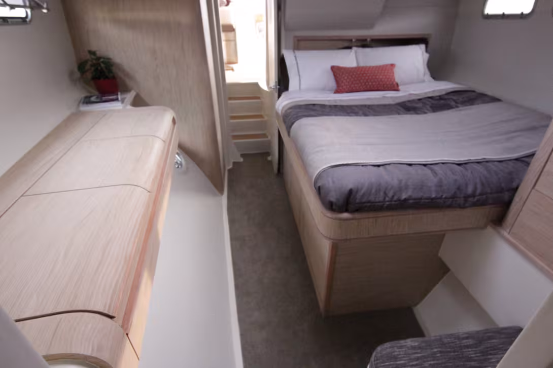 The forecabin of this trimaran is spectacular; the blend of materials (here on Romanza), the design and the perfection of the composite left visible testify to a very sure taste and a demanding finish! 