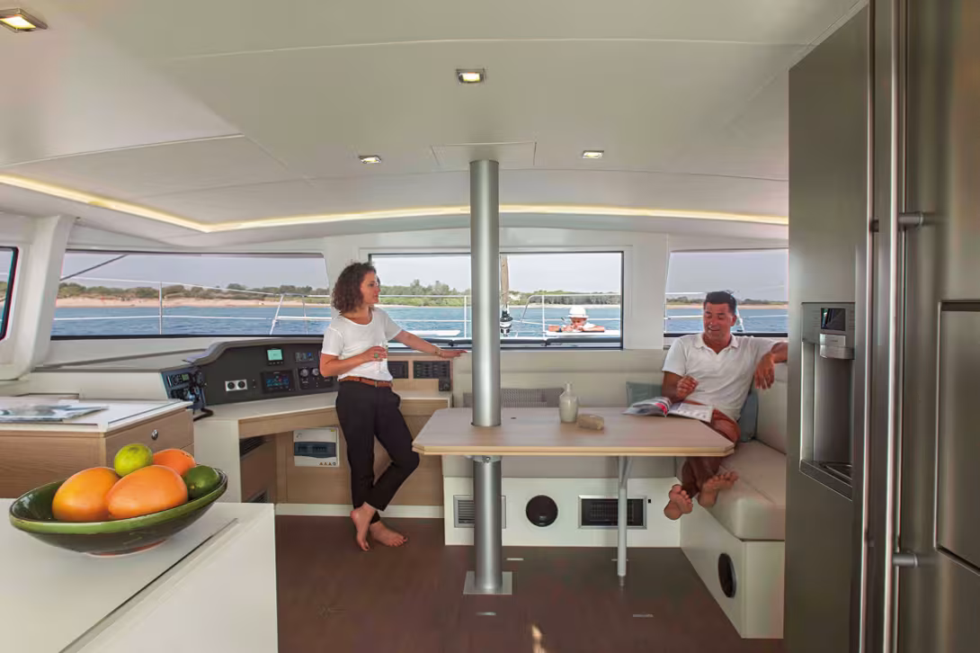The strong point of the accommodation is the option to completely open the front and the back of the nacelle, for enjoying sailing and for unrivalled ventilation. 
