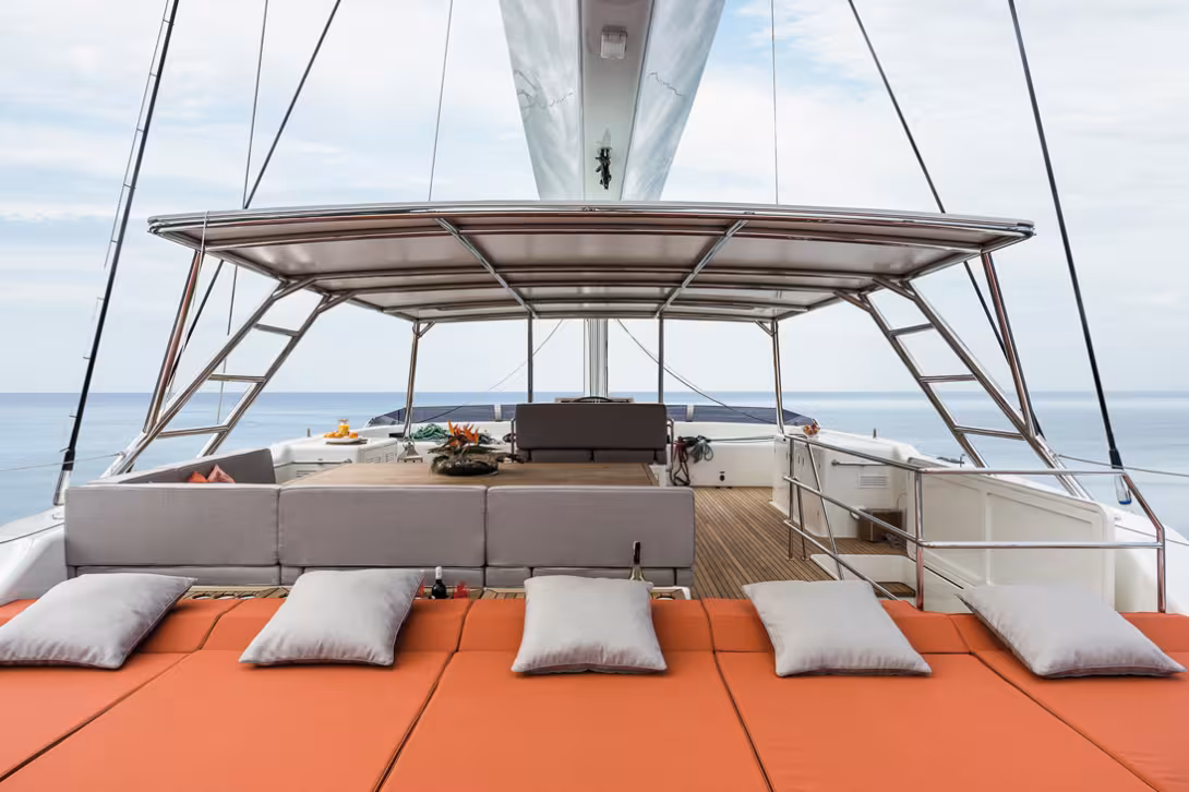 On the flybridge, behind the helm station, you find all the indispensable features for relaxation: sunbathing, barbecue, bar and a magnificent 35m² of space 