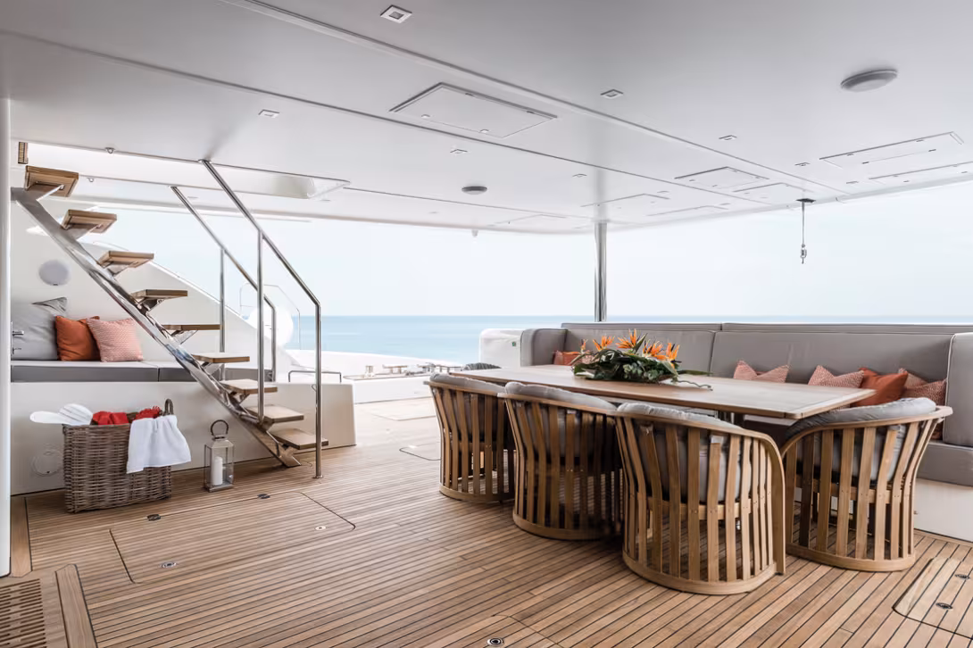 The aft cockpit encircled by loungers is very large. The skipper's cabin is hidden under the bench seat of the big table. Beneath the stairway, there is access to the day toilets without having to go through the interior of the boat 