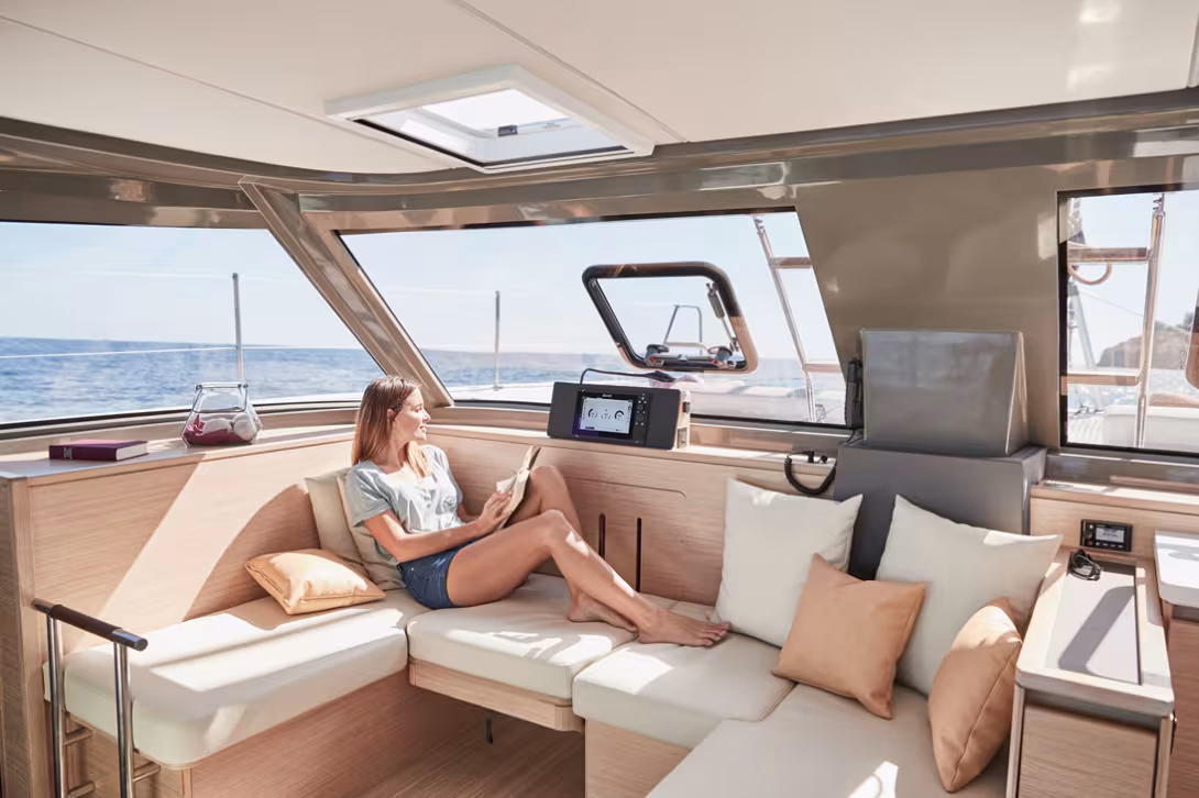 The small saloon is now elevated and has a convertible lounger thanks to the smart mechanism of the removable table 