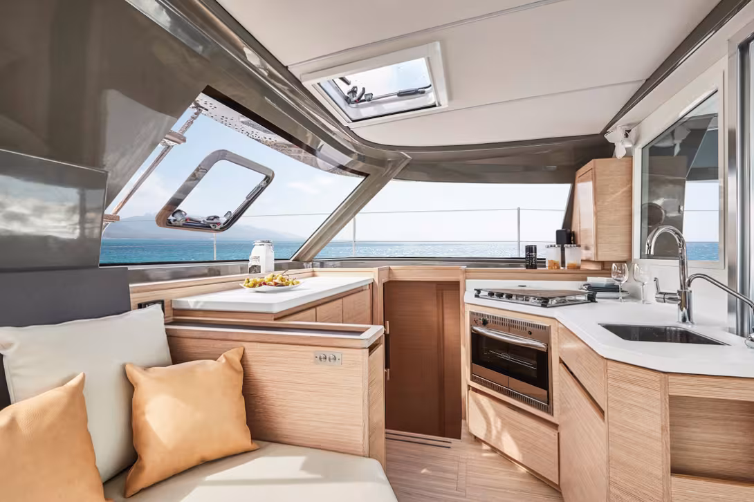 The tinted gelcoat on the coachroof overhang highlights the fineness of the uprights. The disappearance of the white gelcoat enhances the finish and impression of quality 