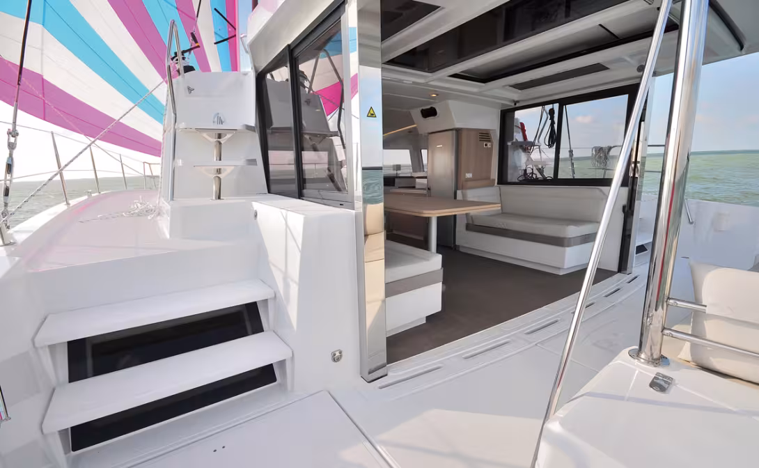 With the aft seat and the new interior, the 4.1 Maxi Lounge concept shows off all its advantages! 
