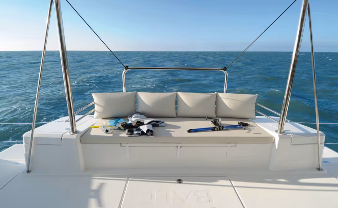 The 4.1’s new aft seat is an element of appreciable comfort, and it conceals an unsuspected storage volume! Note the simple and smart davit system! 